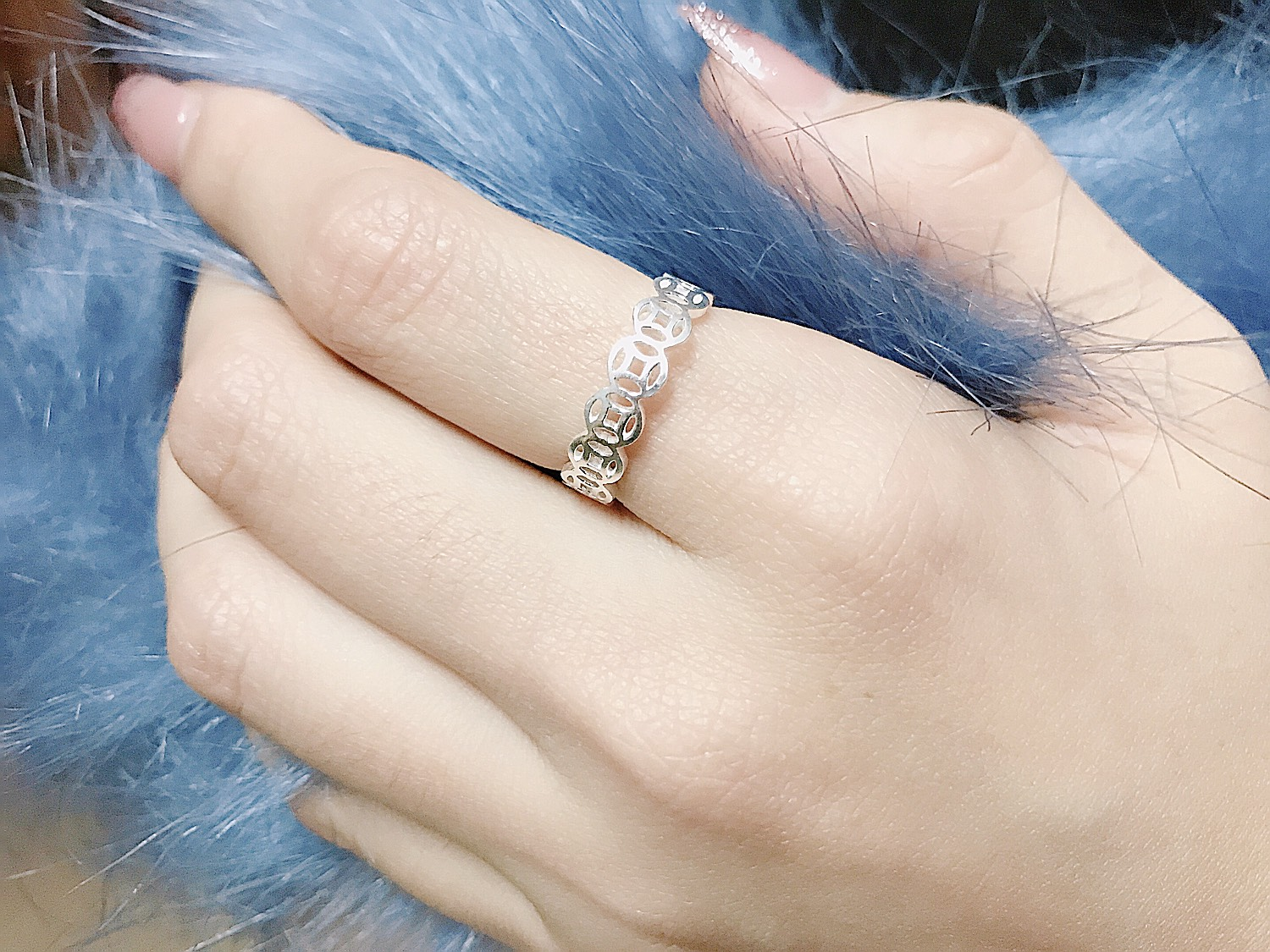 Ngón trỏ và ngón giữa là vị trí phù hợp nhất để đeo nhẫn kim tiền (Nguồn: Internet)