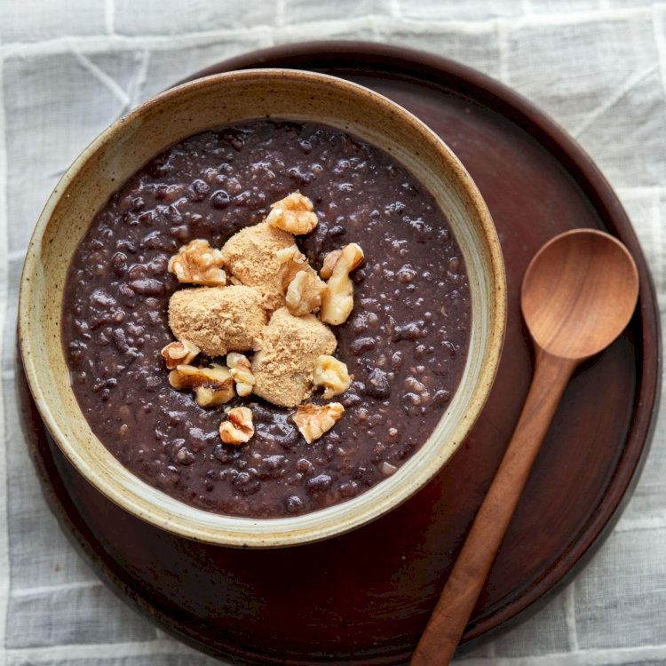 Patjuk là món cháo được nấu từ đậu đỏ, có vị ngọt nhẹ và thường thưởng thức vào ngày Đông chí như mang ý nghĩa cầu may