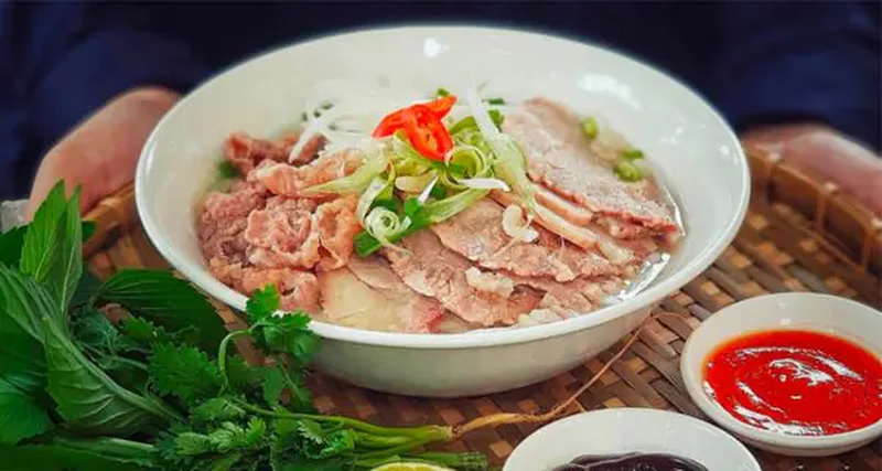 Tô phở nóng với bánh phở mềm, thịt bò và rau thơm ăn kèm (Nguồn: Internet)