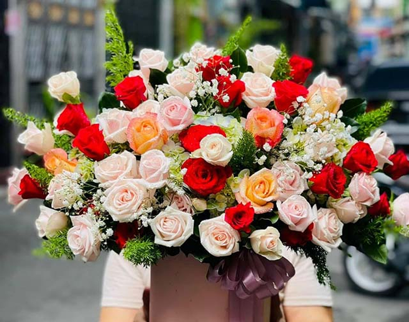 Bó hoa phối hoa hồng trắng, hồng pastel và hoa nhỏ tạo cảm giác nhẹ nhàng, tươi sáng. (Nguồn: Internet)