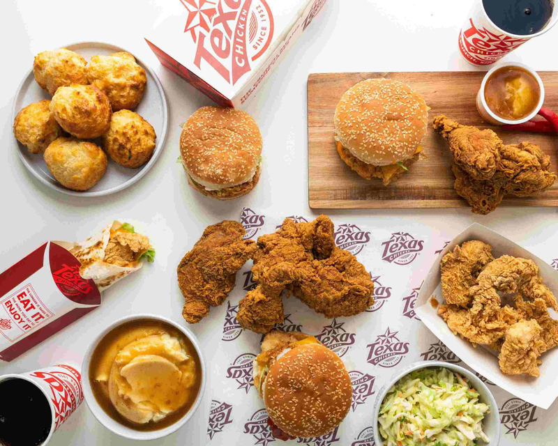 Gà rán Texas Chicken giòn tan hấp dẫn.