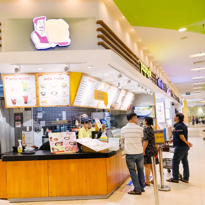 Cơm hoặc mì xèo chay được phục vụ nóng tại Papa Xốt.