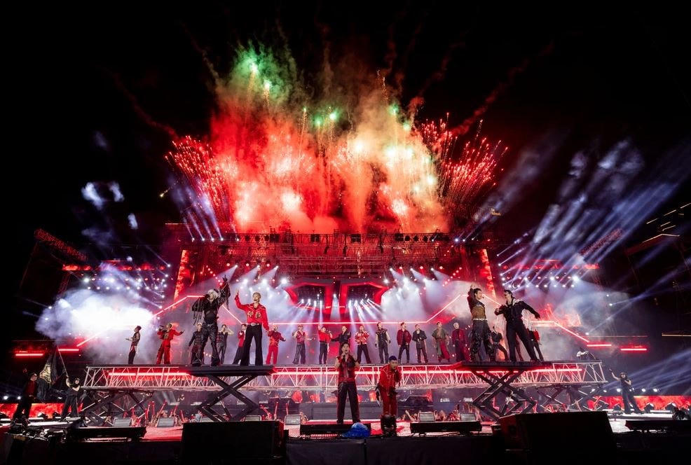 Theo dõi website, fanpage nghệ sĩ, ban tổ chức và nền tảng bán vé để cập nhật lịch concert. (Nguồn: Internet)
