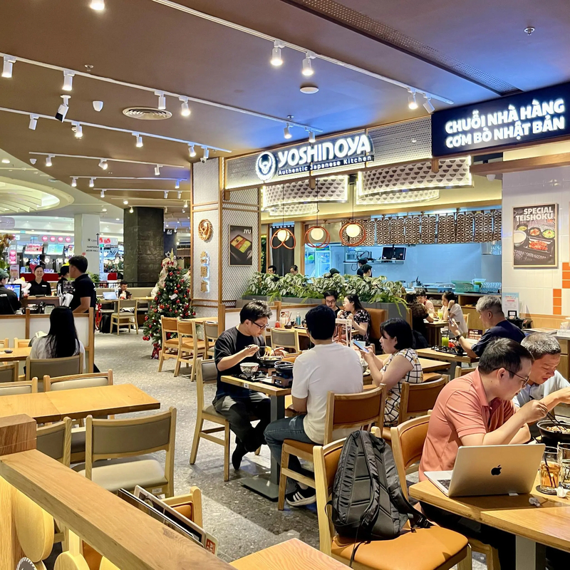 Cơm bò Yoshinoya kết hợp thịt bò mềm với cơm nóng cho bữa trưa tiện lợi. (Nguồn: Internet)
