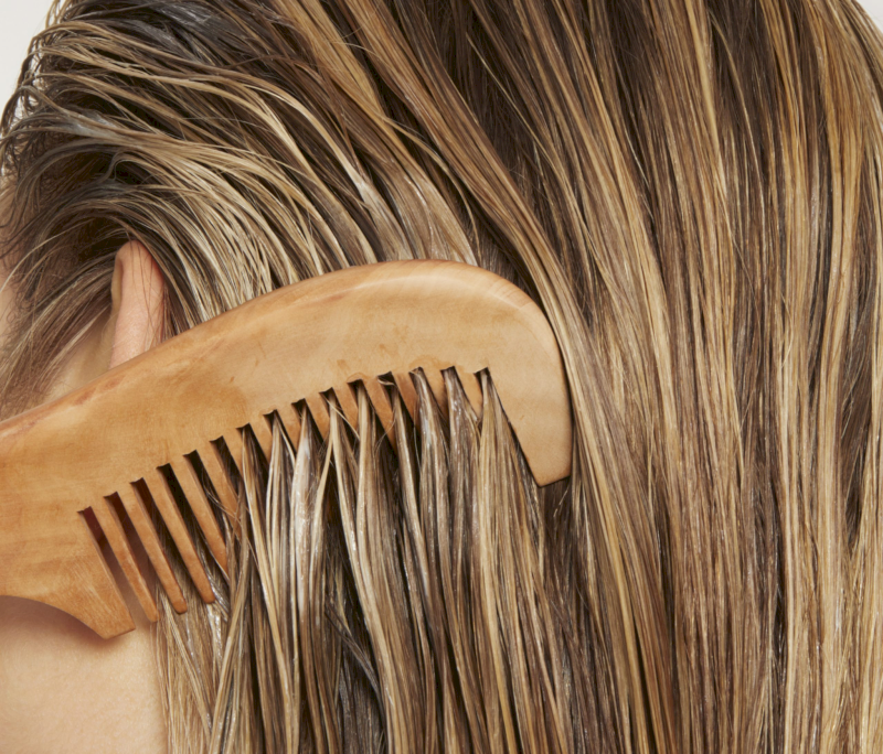 Chải tóc nhẹ nhàng để tránh tạo áp lực lên tóc (Nguồn: Internet) Chải tóc nhẹ nhàng để tránh tạo áp lực lên tóc (Nguồn: Internet)