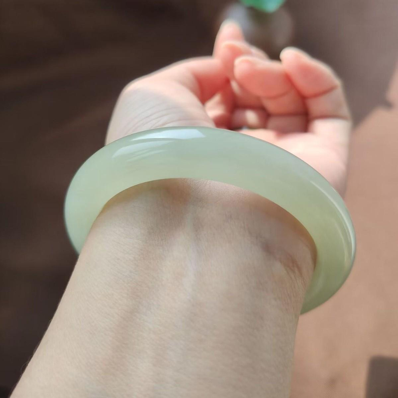 Phụ nữ nên đeo vòng cẩm thạch tay trái để dưỡng nhan, giữ bình an và thu hút tài lộc (Nguồn: Internet)