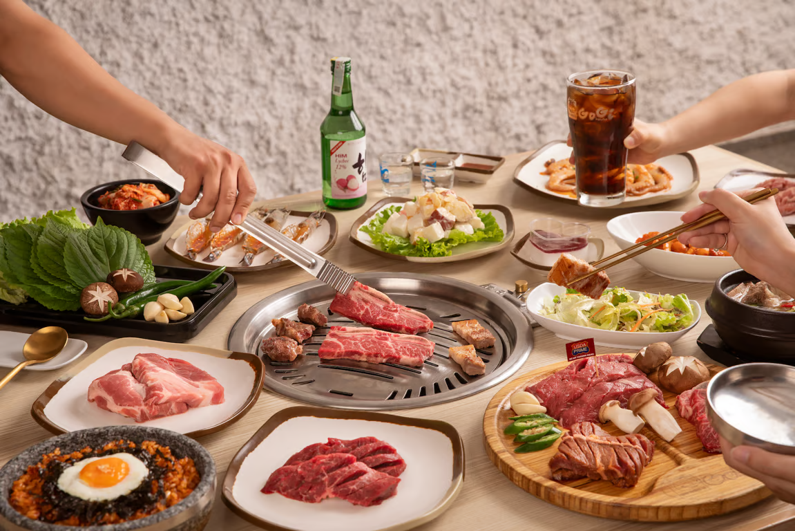 Bữa ăn thịnh soạn đa dạng các loại đồ ăn tại GoGi House (Nguồn: Internet)