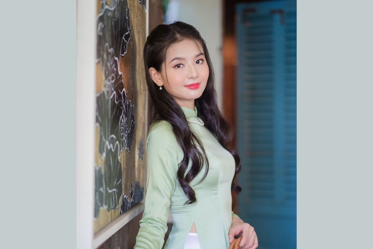 Tóc xoăn sóng nhẹ chữ S tạo độ bồng bềnh vừa phải khi mặc với áo dài