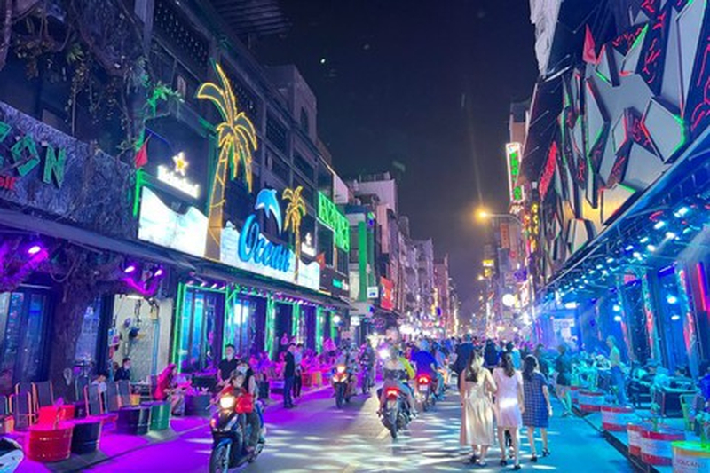 Phố Tây Bùi Viện thu hút khách đến dạo phố và tận hưởng không khí sôi động về đêm. (Nguồn: Internet)