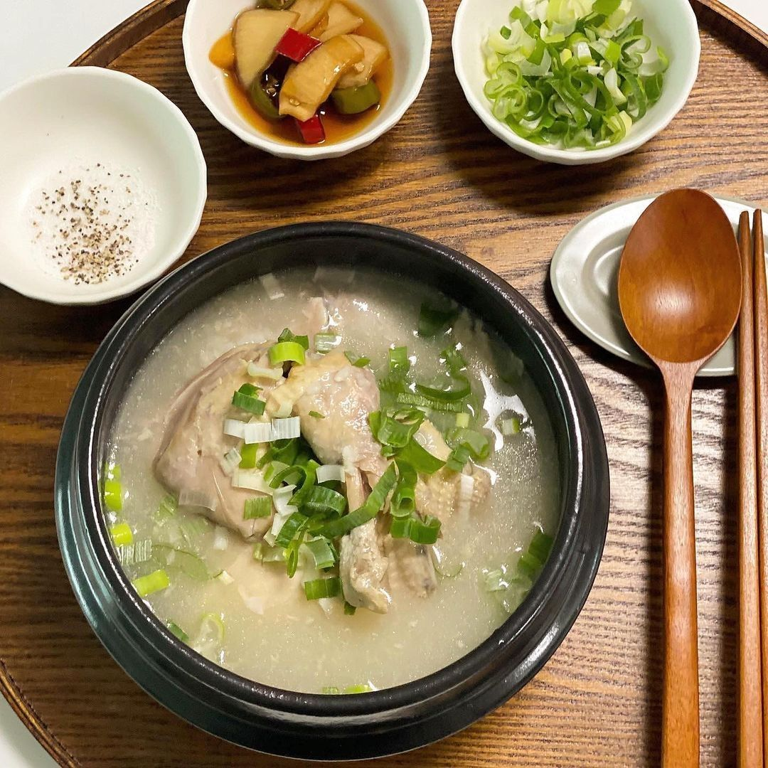 Samgyetang mang lại hương thơm thoang thoảng của nhân sâm (Nguồn: Internet)