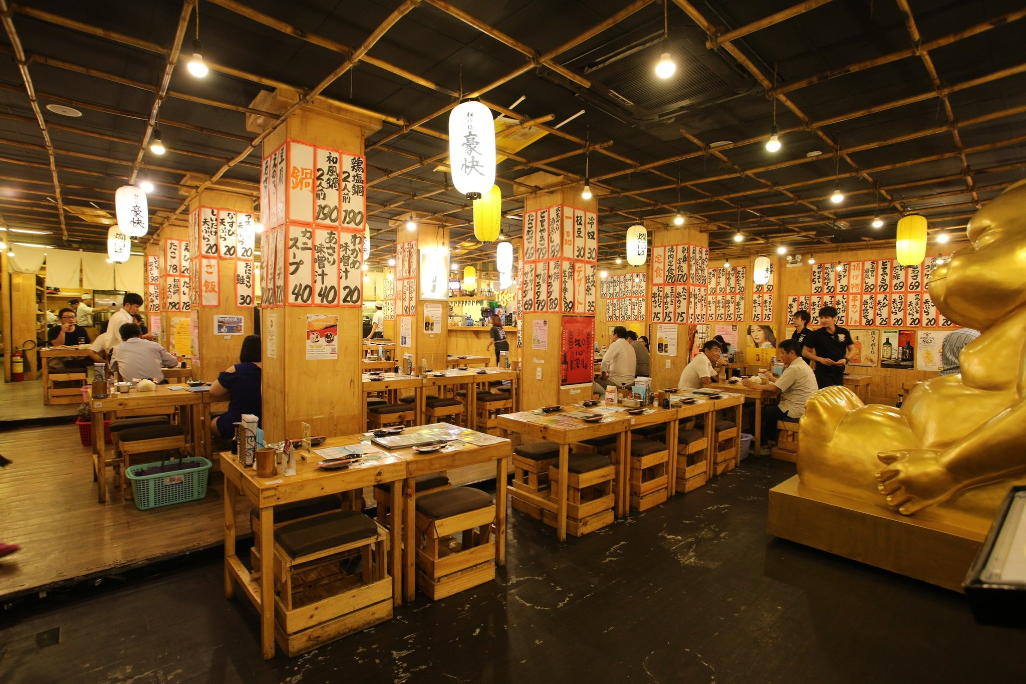 Không gian quán Manmaru mang đậm phong cách Izakaya đường phố nhộn nhịp (Nguồn: Internet) Không gian quán Manmaru mang đậm phong cách Izakaya đường phố nhộn nhịp (Nguồn: Internet)