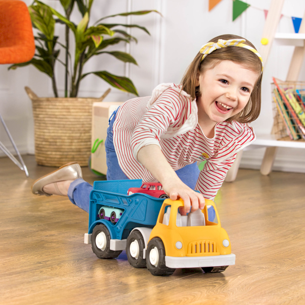 Tặng bé xe đồ chơi siêucute (Nguồn:Internet) Tặng bé xe đồ chơi siêucute (Nguồn:Internet)