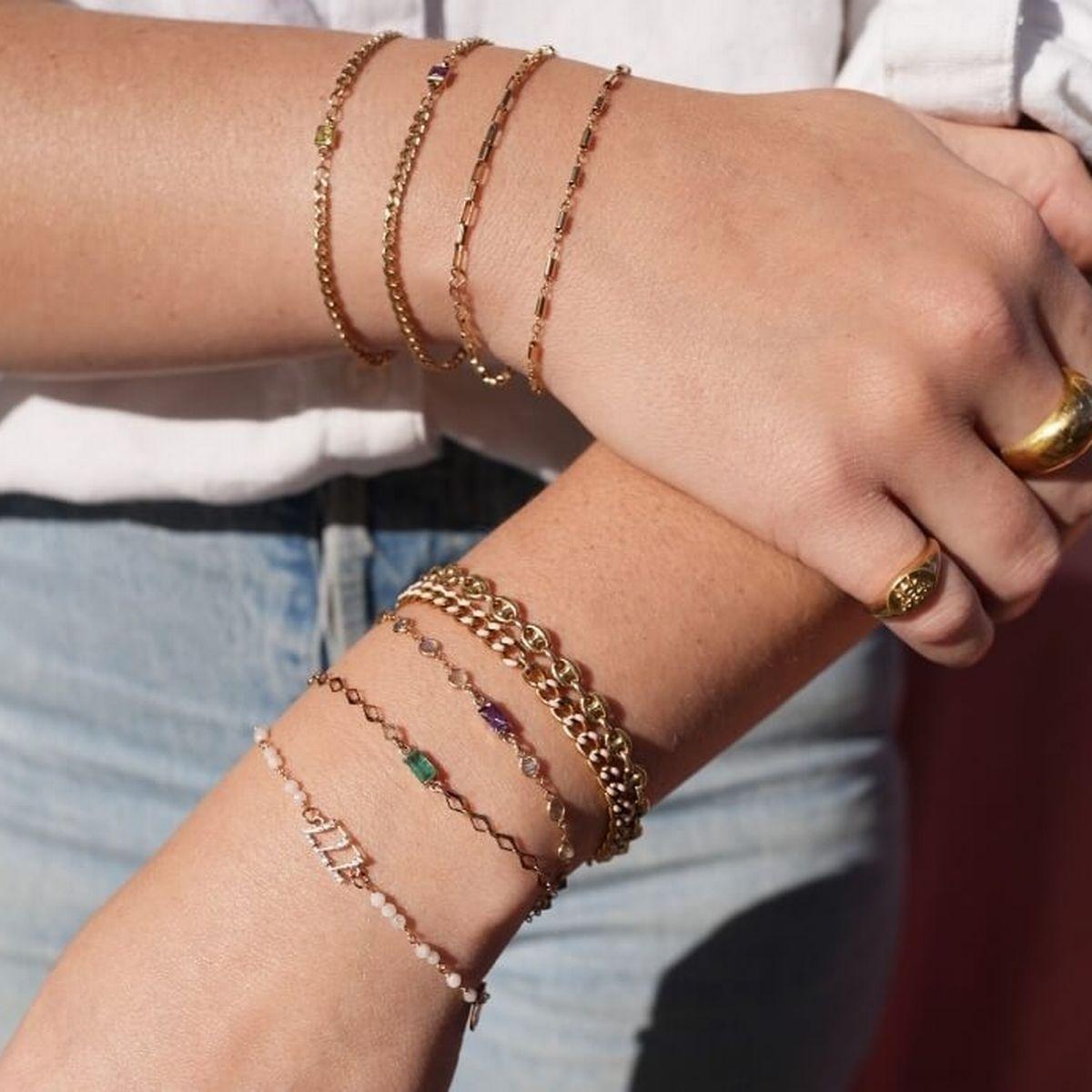 Ni tay đeo vòng cũng có thể khác nhau tuỳ vào từng loại chất liệu (Nguồn: Internet)