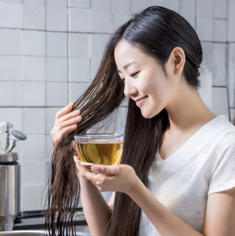Có thể xả tóc bằng nước trà xanh để thêm sạch khỏe (Nguồn: Internet) Có thể xả tóc bằng nước trà xanh để thêm sạch khỏe (Nguồn: Internet)