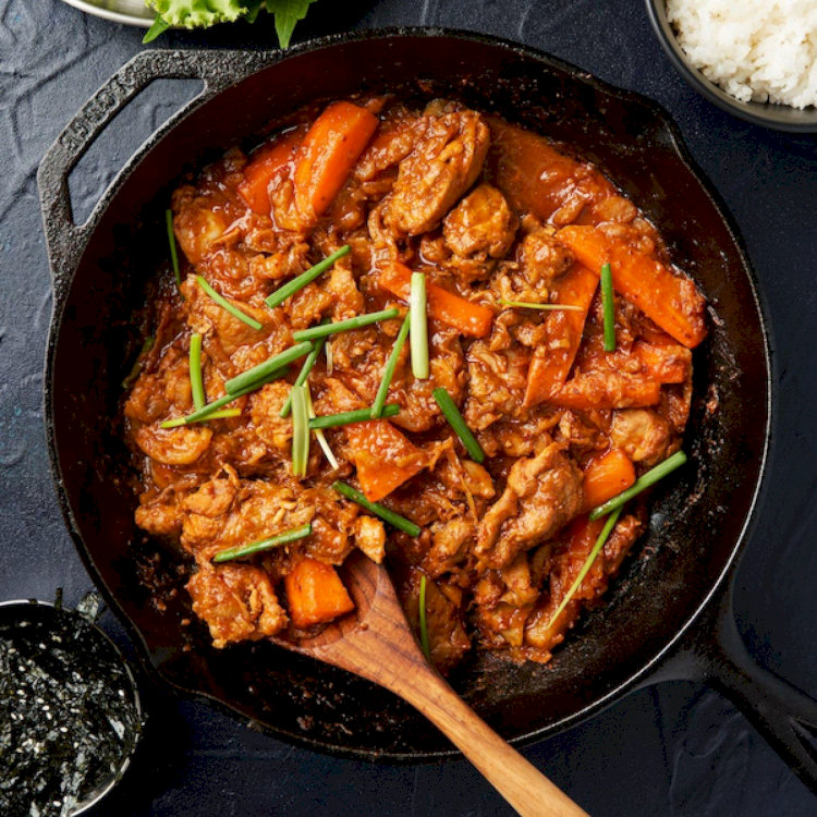 Gà xào cay là món ăn thích hợp để thưởng thức vào những ngày khí trời se se lạnh với vị cay nồng hấp dẫn