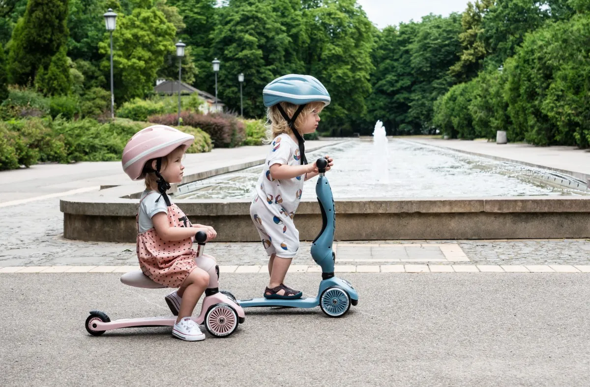 Scooter giúp bé trai thêm năng động và có nhiều hoạt động vui chơi ngoài trời thú vị. (Nguồn: Internet)