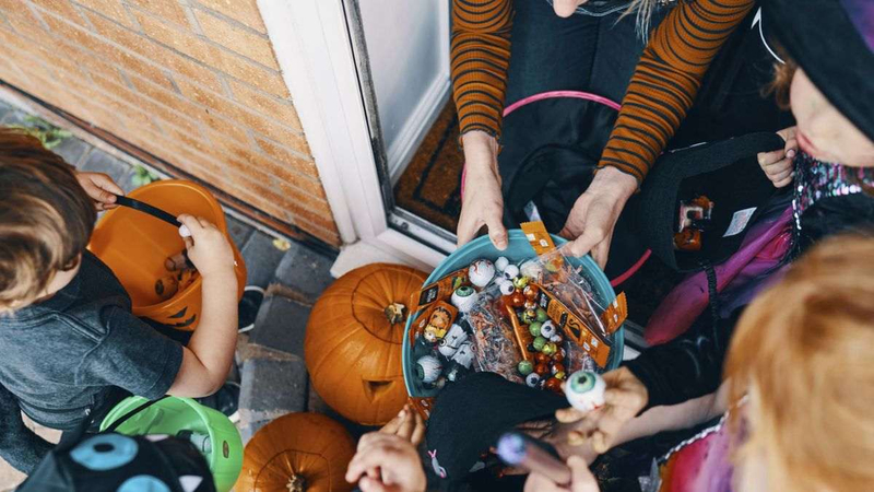 Trẻ em hóa trang và cầm giỏ đi xin kẹo trong hoạt động “Trick or Treat”. (Nguồn: Internet)