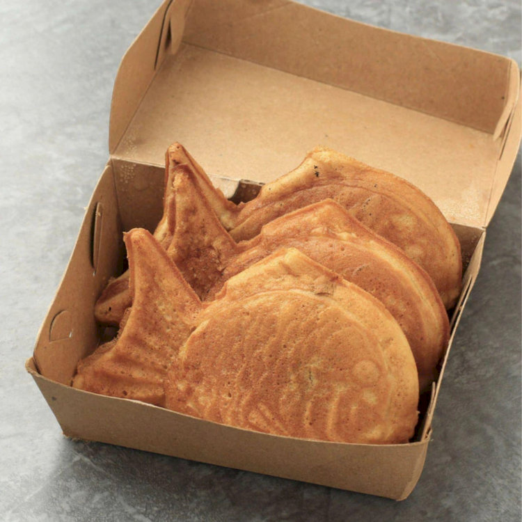 Bungeo-ppang là bánh nướng hình con cá chép với lớp vỏ bánh mềm cùng phần nhân đậu đỏ ngọt lịm hấp dẫn