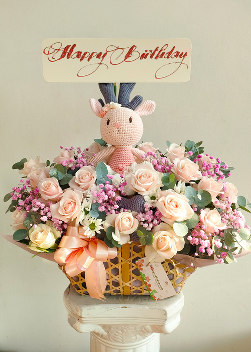 Giỏ hoa hồng pastel kết hợp thú bông mang vẻ đáng yêu, phù hợp với người yêu thích những món quà dễ thương. (Nguồn: Internet)