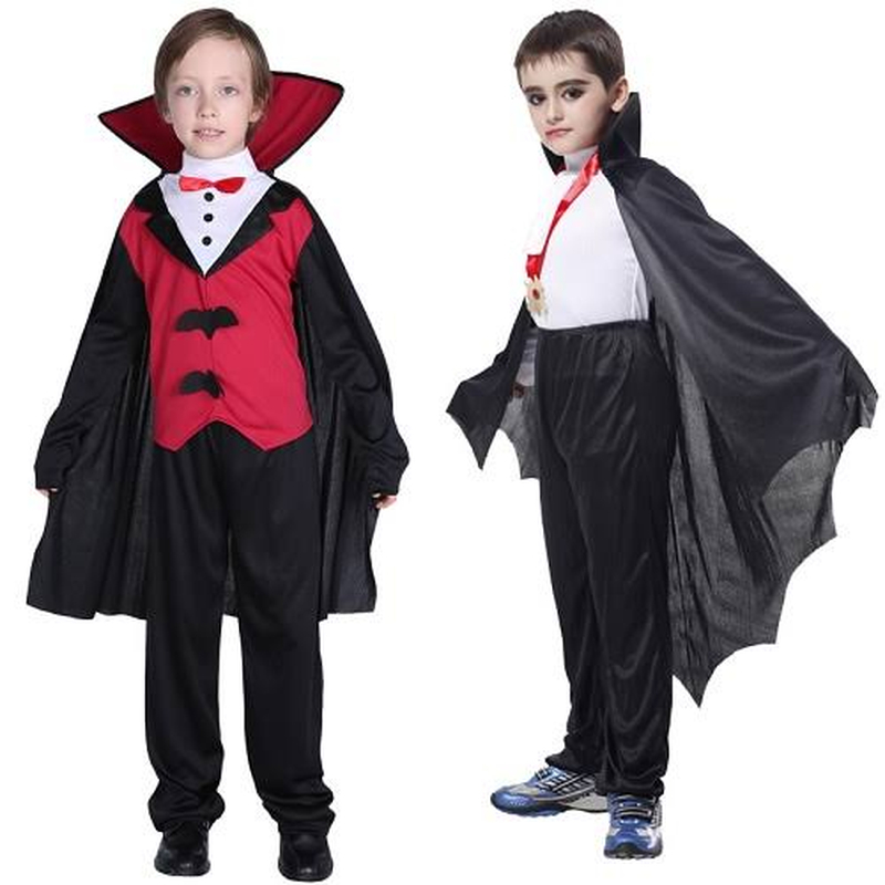Bé trai vui vẻ hóa trang thành nhân vật bá tước Dracula hoạt hình thân thiện. (Nguồn: Internet)