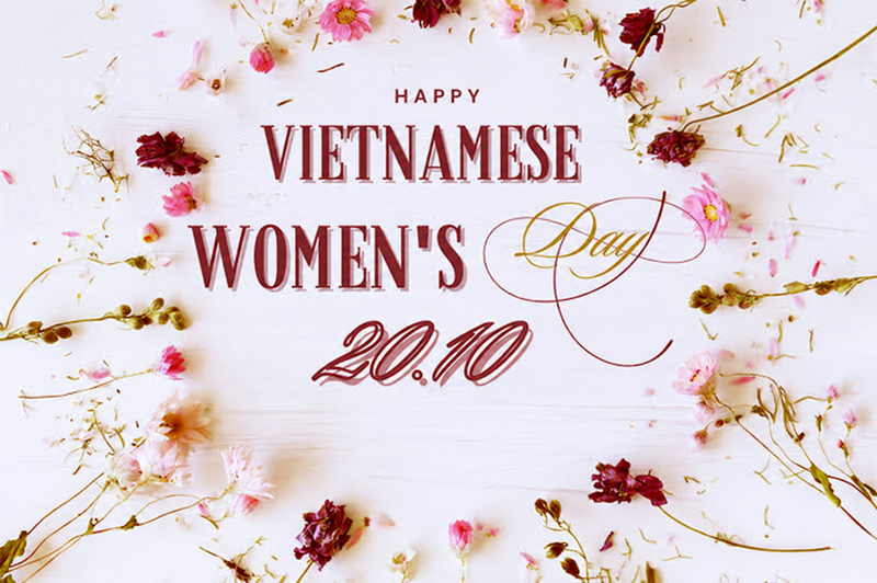 Background 20/10 kết hợp chữ đỏ và hoa khô trên nền sáng trang nhã. (Nguồn: Internet)