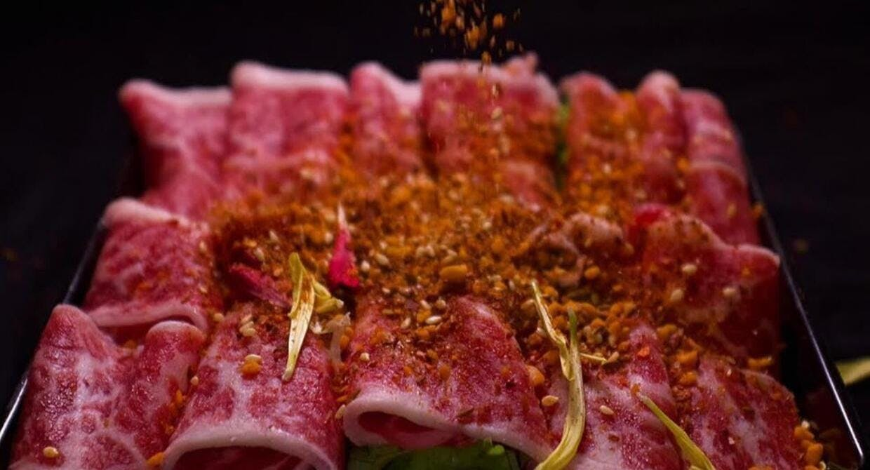 Hình ảnh vỉ nướng than đỏ rực với dẻ sườn bò Mỹ tại Samurai BBQ (Nguồn: Internet) Hình ảnh vỉ nướng than đỏ rực với dẻ sườn bò Mỹ tại Samurai BBQ (Nguồn: Internet)