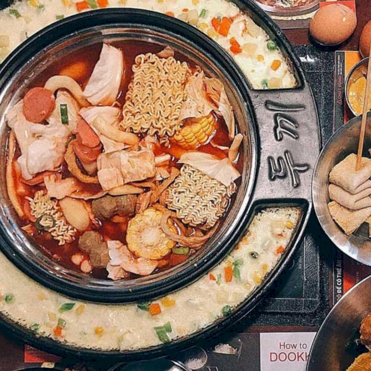 Dookki là nhà hàng buffet lẩu tokpokki Hàn Quốc với quầy nước sốt tự phục vụ để thực khách tự sáng tạo pha chế nước lẩu Dookki là nhà hàng buffet lẩu tokpokki Hàn Quốc với quầy nước sốt tự phục vụ để thực khách tự sáng tạo pha chế nước lẩu