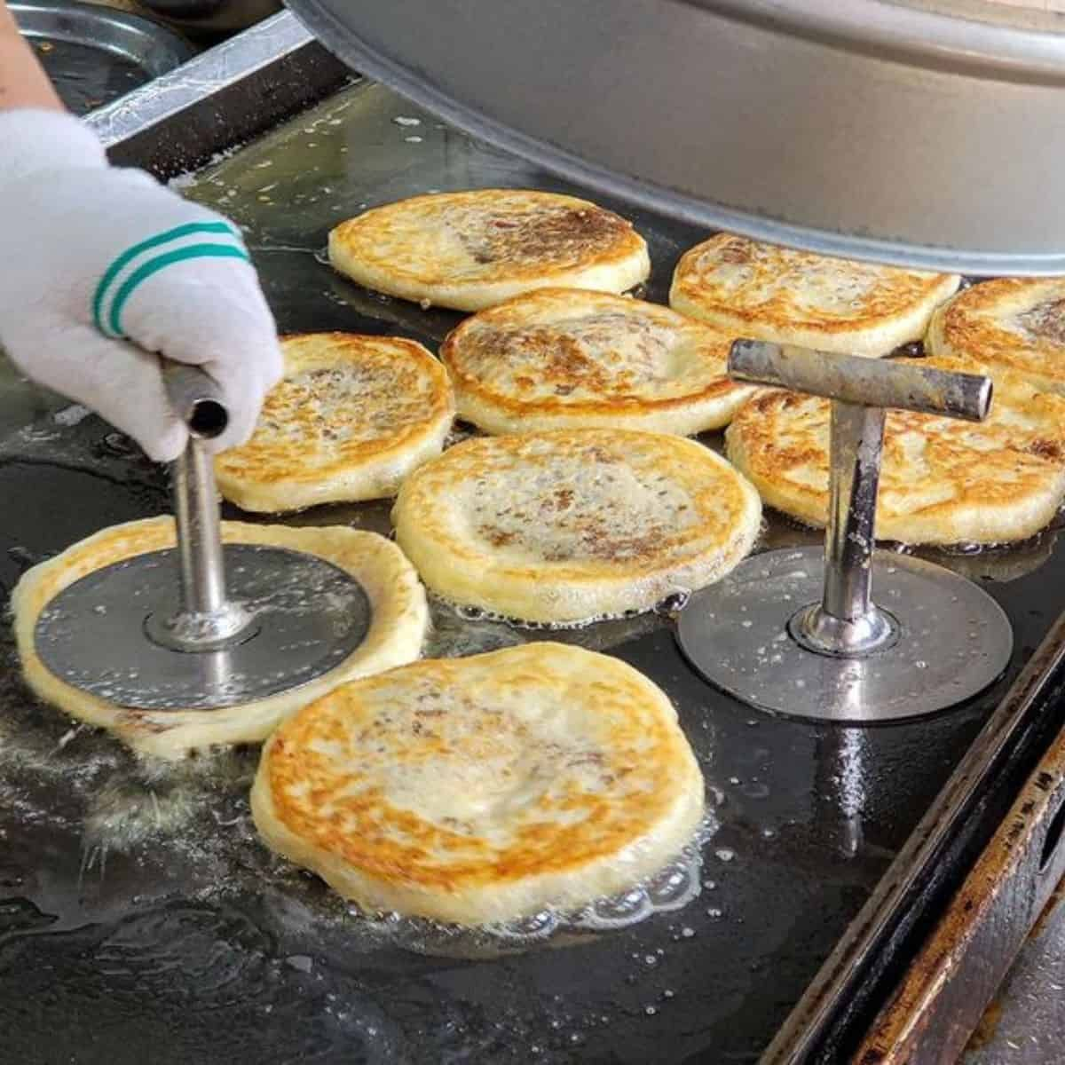 Bánh Hotteok sở hữu hỗn hợp quế, đường và hạt thơm bùi (Nguồn: Internet)