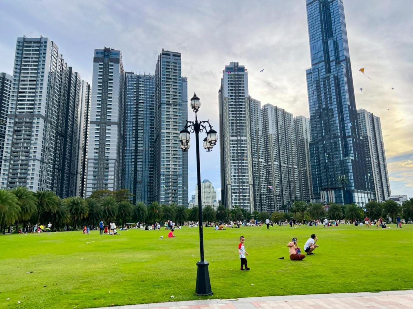 Khuôn viên Landmark 81 Park phù hợp để ôn bài hoặc đọc sách (Nguồn: Internet)
