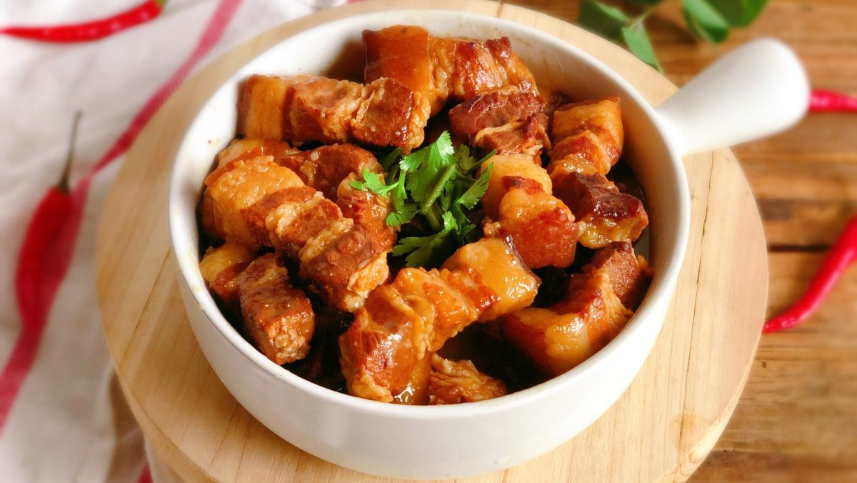 Thịt kho tàu mềm mọng nước dừa ăn cùng dưa giá hẹ giòn tan giúp bữa cơm thêm tròn vị (Nguồn: Internet)