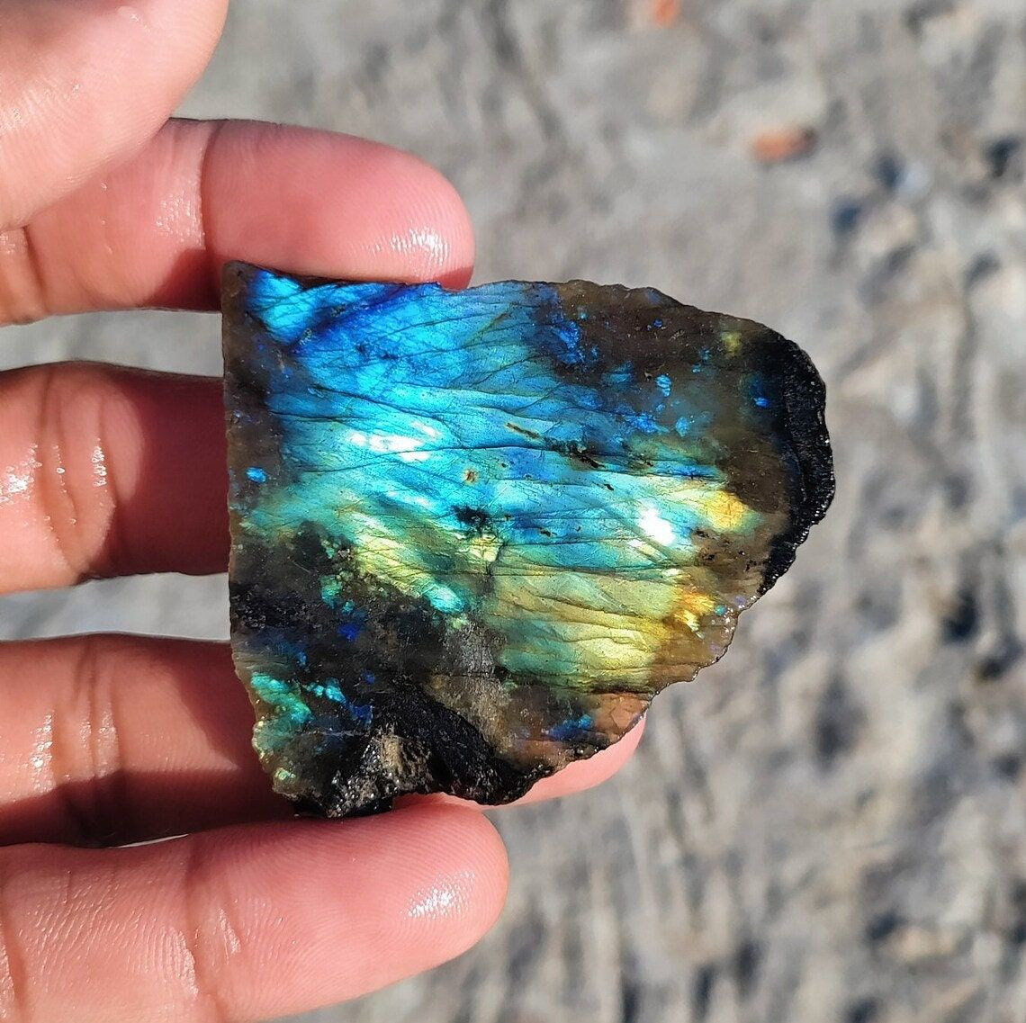 Đá Labradorite (Nguồn: Internet) Đá Labradorite (Nguồn: Internet)
