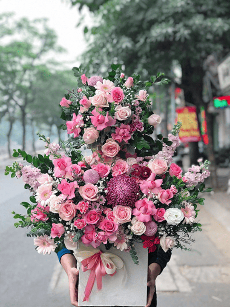 Bó hoa hồng nhiều sắc độ được sắp xếp thành dáng cao, tạo vẻ mềm mại và thanh lịch. (Nguồn: Internet)