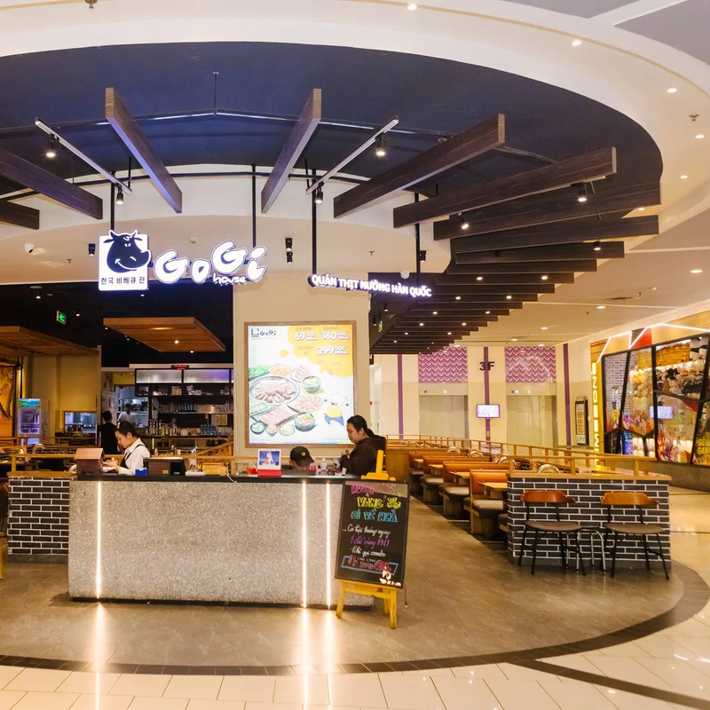 Thực khách quây quần bên bàn thịt nướng tại GoGi House. (Nguồn: Internet)