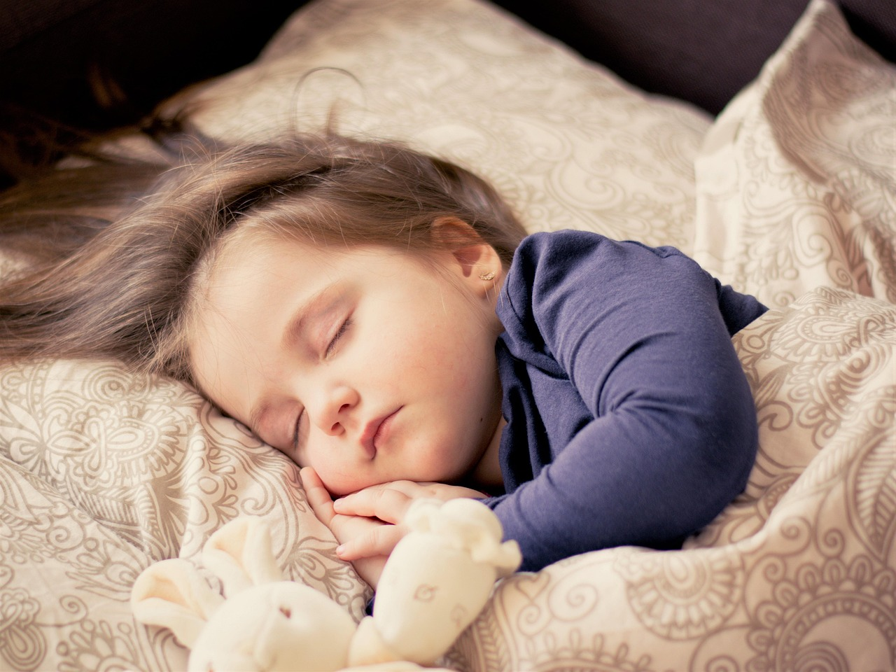 Cầu chúc cho con một đời yên ổn, ít sóng gió và luôn tràn ngập niềm hạnh phúc viên mãn. (Nguồn: Internet) Cầu chúc cho con một đời yên ổn, ít sóng gió và luôn tràn ngập niềm hạnh phúc viên mãn. (Nguồn: Internet)