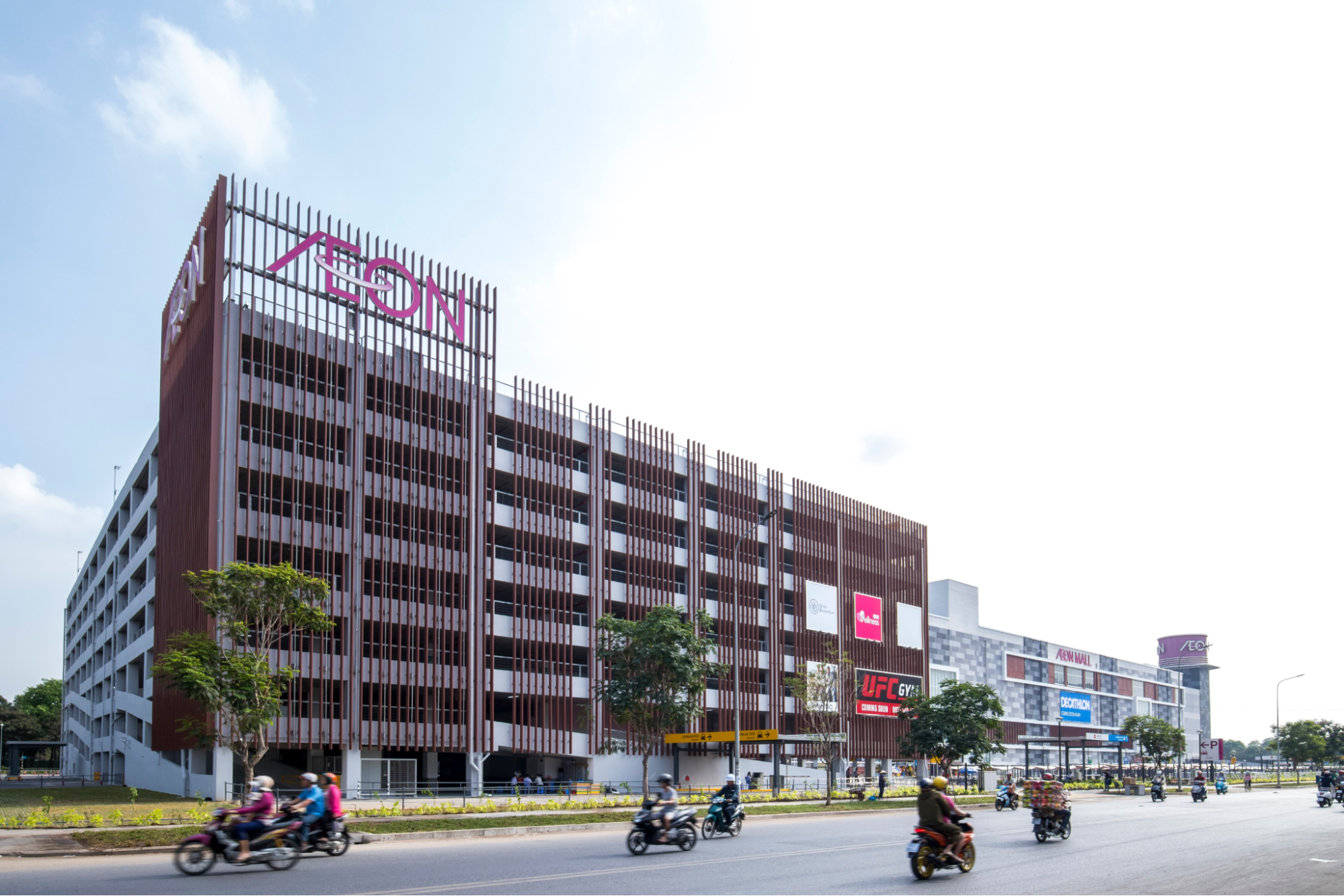 Tham khảo các gian hàng thời trang, giày dép và phụ kiện tại AEON MALL Tân Phú Celadon để chuẩn bị trang phục đi concert. (Nguồn: Internet)