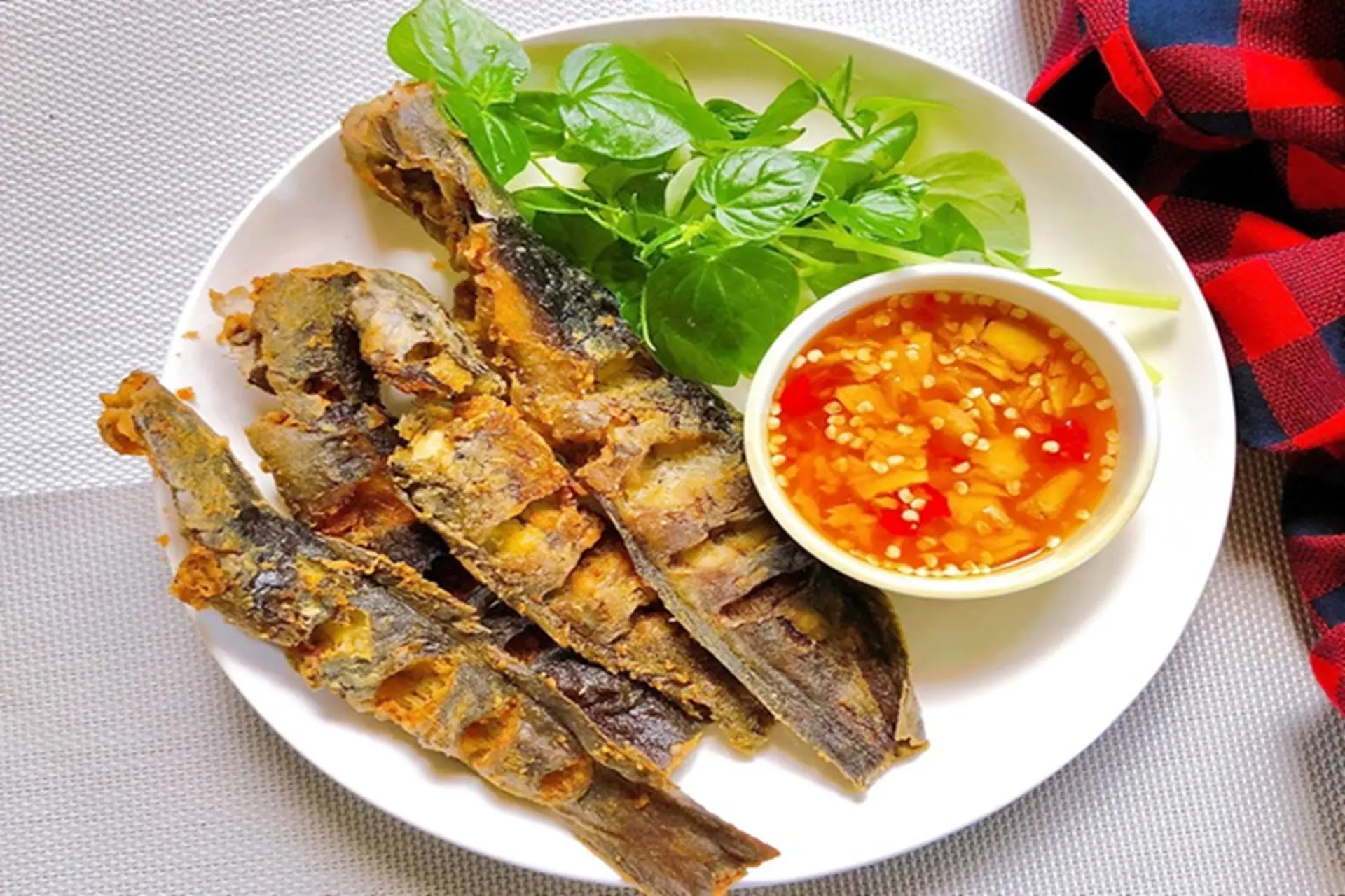 Cá trê chiên vàng giòn và canh chua tép đồng - hương vị đặc trưng của mùa hè miền sông nước (Nguồn: Internet)