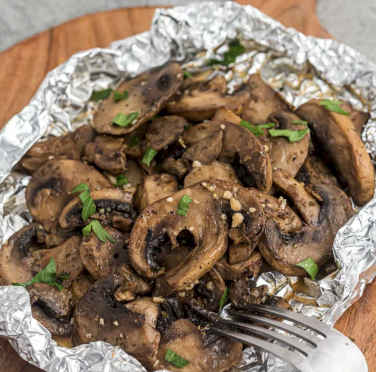 Nấm nướng giấy bạc thấm đều gia vị ăn cực cuốn (Nguồn: Internet) Nấm nướng giấy bạc thấm đều gia vị ăn cực cuốn (Nguồn: Internet)