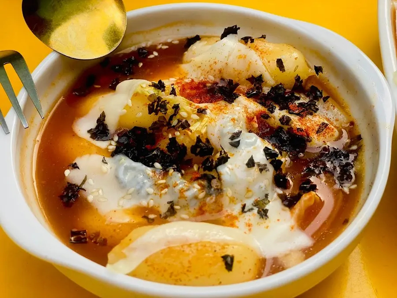 Hanuri serves spicy tokbokki rice cakes topped with appealing stretchy cheese. (Source: Internet)