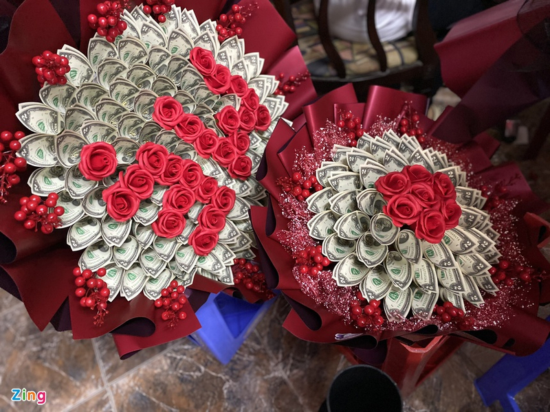 Những bó hoa tiền được kết hợp cùng hoa hồng đỏ, tạo điểm nhấn bắt mắt cho món quà 20/10. (Nguồn: Internet)