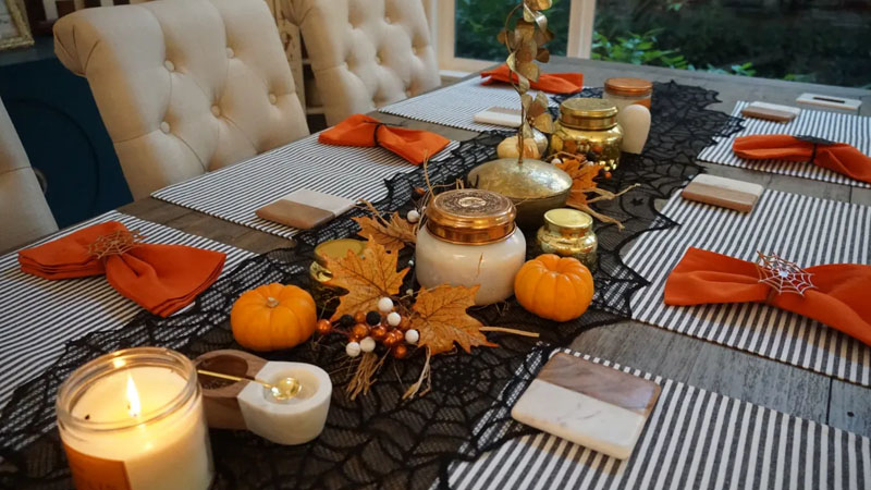 Nến trang trí và bí ngô mini tạo điểm nhấn Halloween cho bàn ăn tại quán. (Nguồn: Internet)