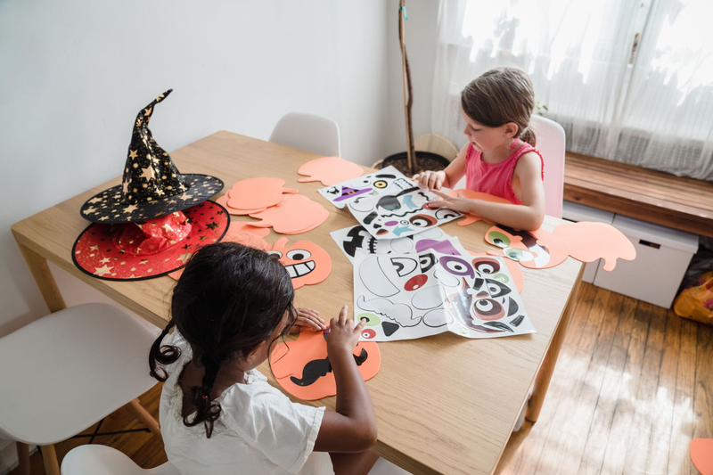 Bí ngô nhỏ, mô hình phù thủy và phụ kiện mini biến bàn học thành góc Halloween dễ thương. (Nguồn: Internet)