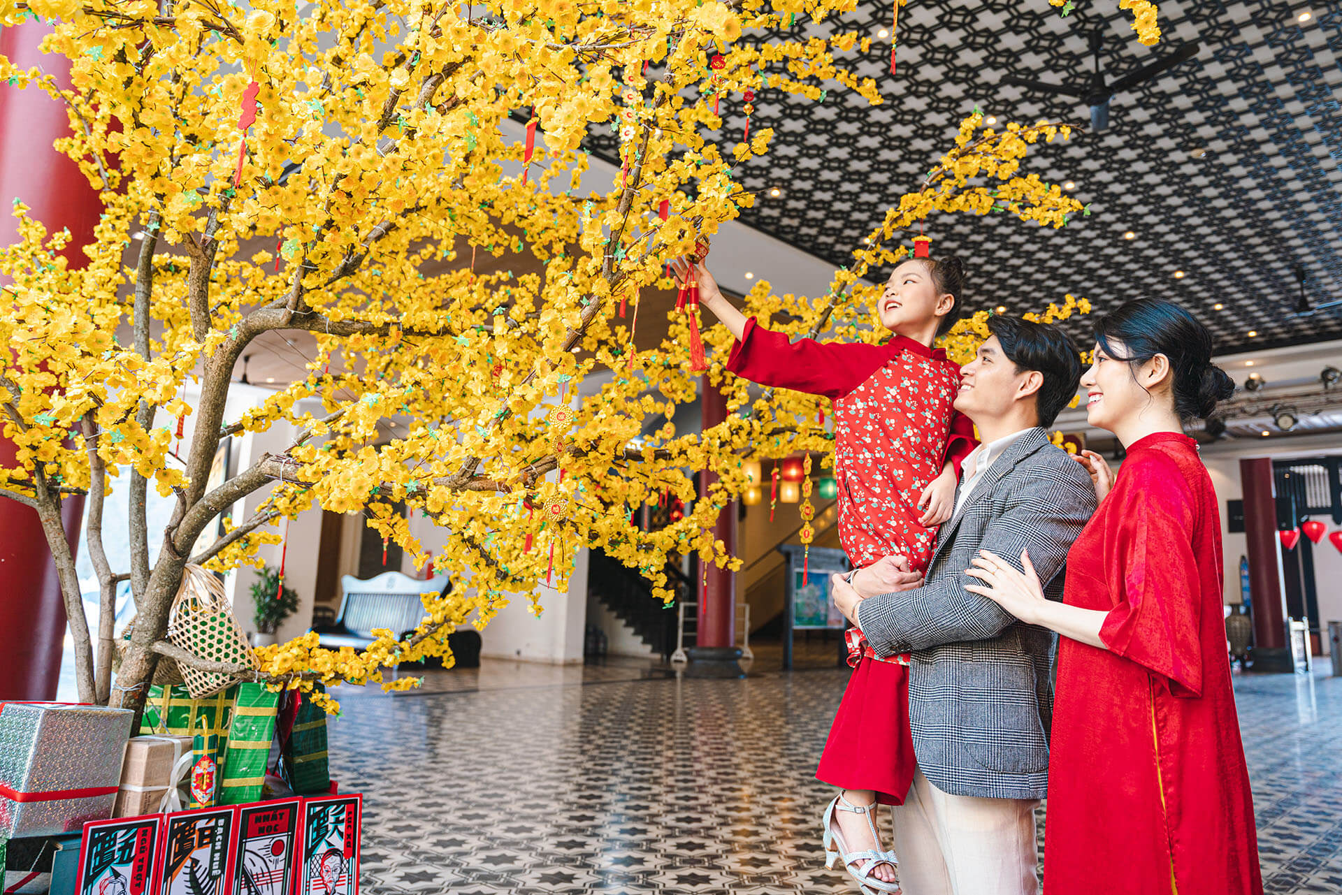 Đi hái lộc đầu năm cùng gia đình (Nguồn: Internet) Đi hái lộc đầu năm cùng gia đình (Nguồn: Internet)