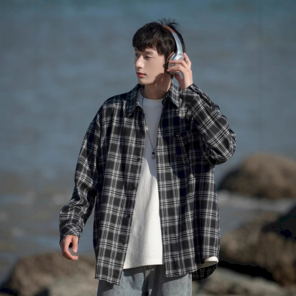 Áo thun và sơ mi khoác ngoài giúp bảo vệ làn da khỏi ánh nắng trực tiếp (Nguồn: Internet)