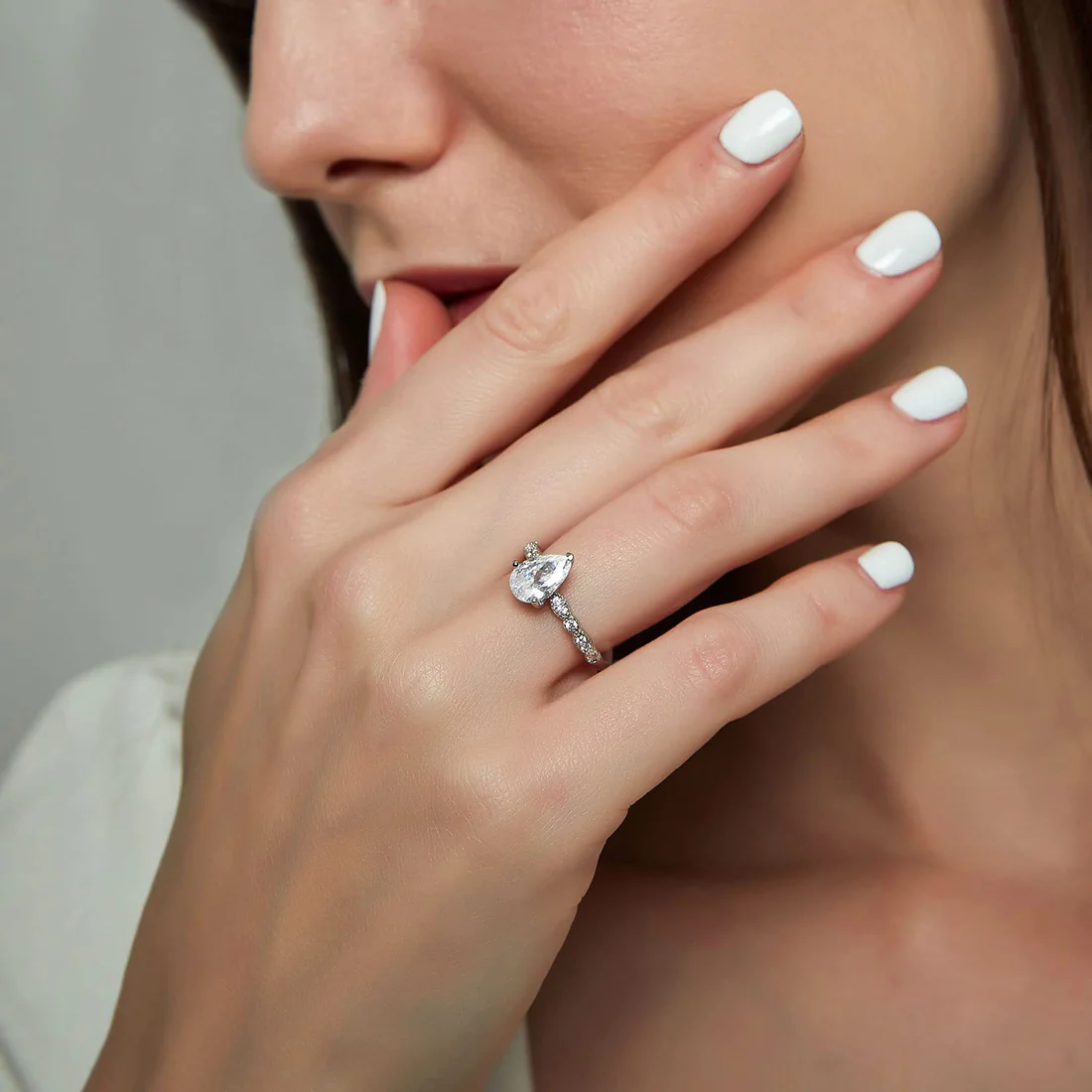 Theo quan niệm dân gian con gái thường đeo nhẫn tay phải (Nguồn: Internet)