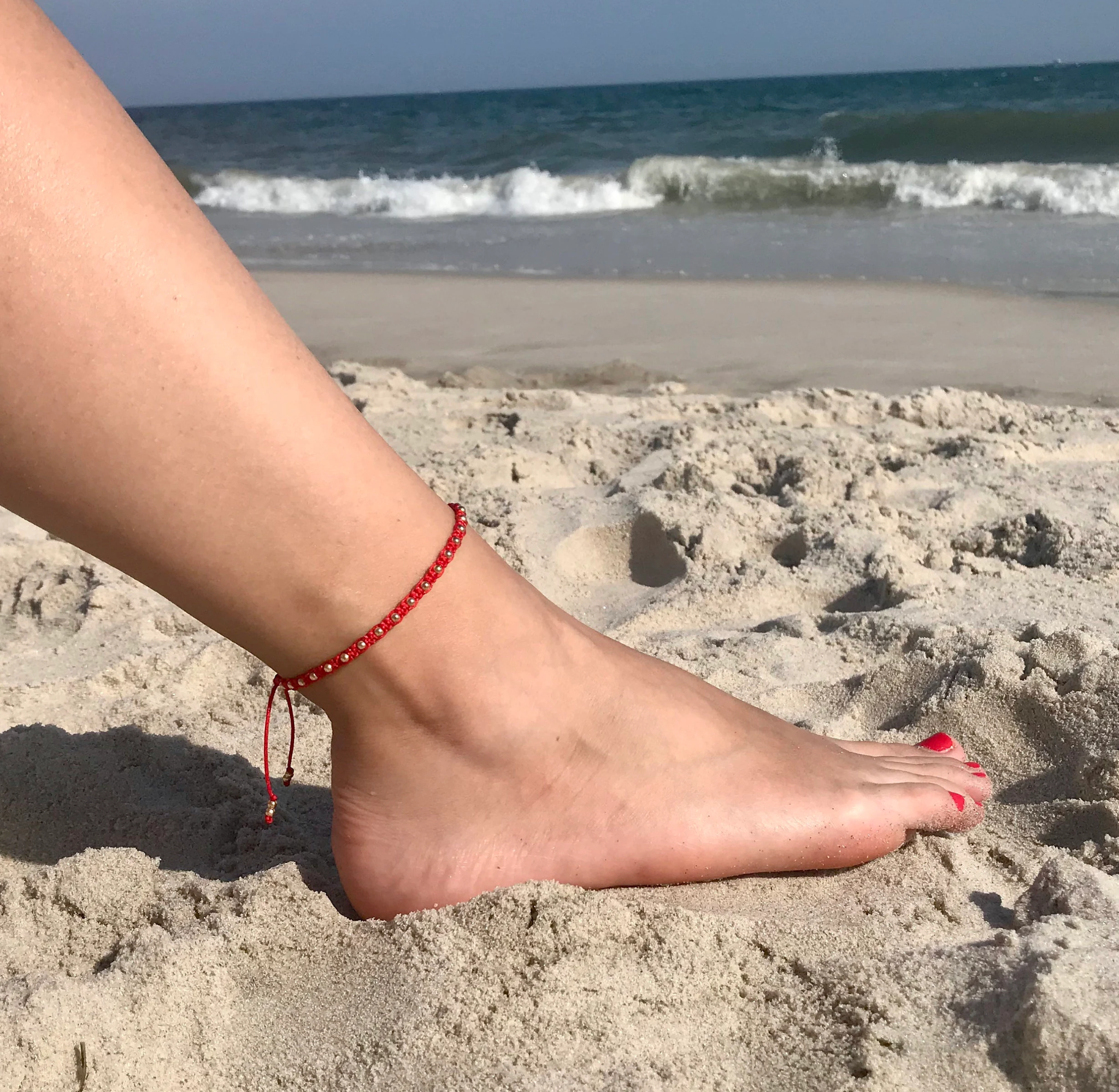 Đeo vòng chỉ đỏ ở chân dễ khiến chủ nhân gặp khó khăn trong công việc (Nguồn: Internet) Đeo vòng chỉ đỏ ở chân dễ khiến chủ nhân gặp khó khăn trong công việc (Nguồn: Internet)