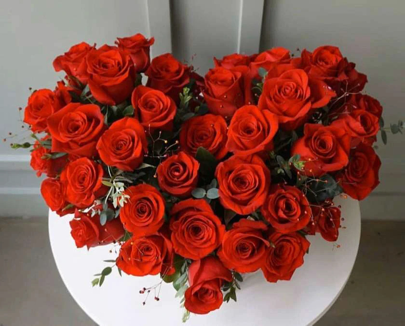 Bó hoa hồng đỏ nổi bật với cách sắp xếp dày, tạo thành món quà lãng mạn dành tặng phái nữ. (Nguồn: Internet)