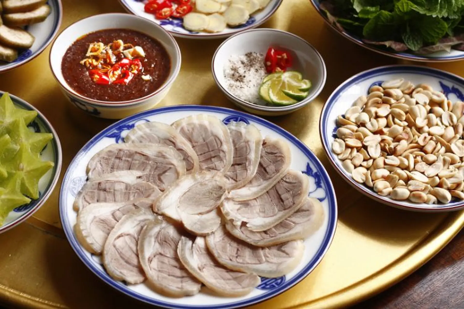 Mâm cơm giải nhiệt truyền thống với bát canh khổ qua nhồi thịt xanh mướt và đĩa thịt luộc thơm ngon (Nguồn: Internet)