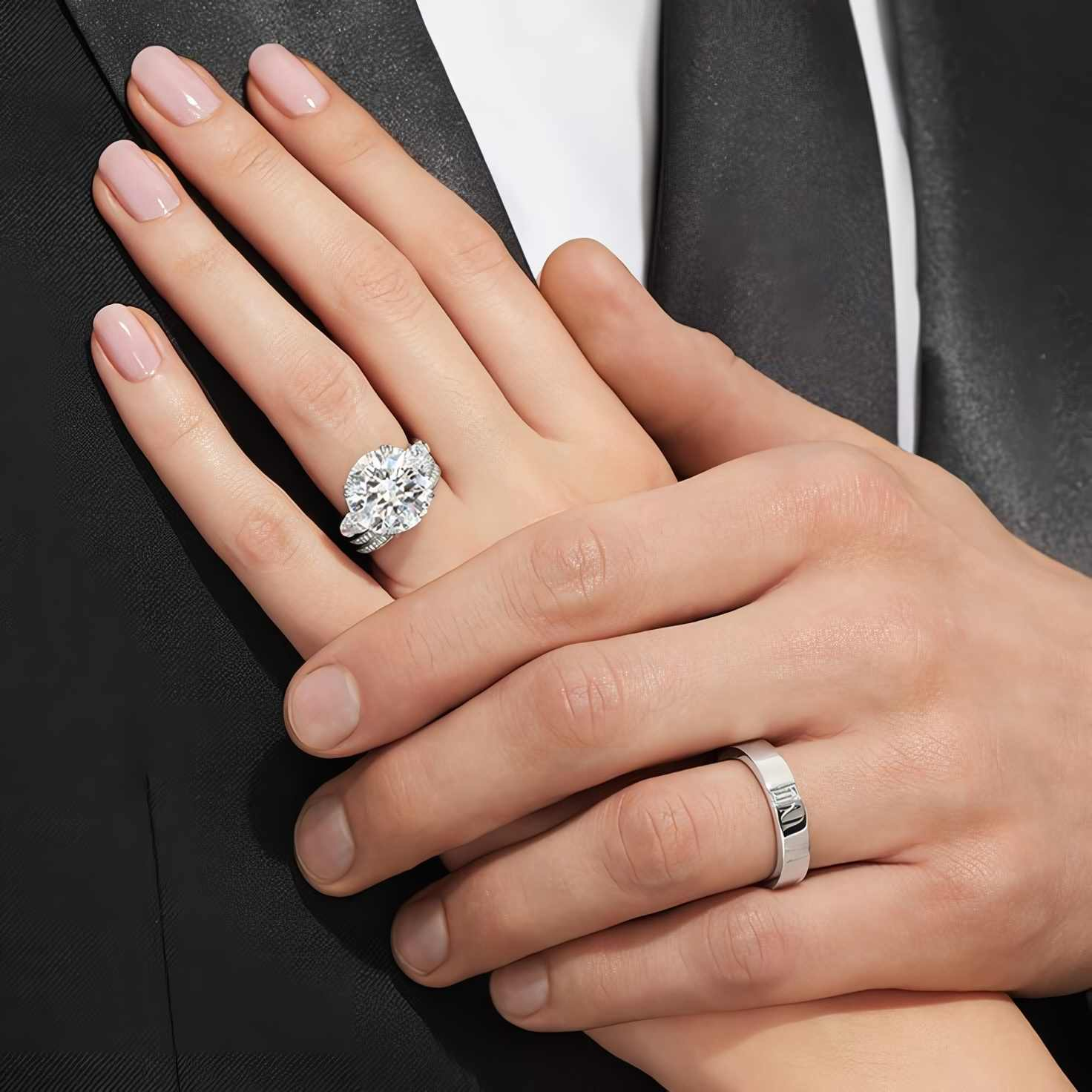 Bạn có thể mang nhẫn đến các cửa hàng trang sức uy tín để yêu cầu nong nhẫn (Nguồn: Internet) Bạn có thể mang nhẫn đến các cửa hàng trang sức uy tín để yêu cầu nong nhẫn (Nguồn: Internet)