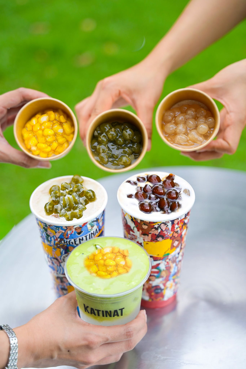 Khách hàng có thể tùy chọn nhiều loại topping dai giòn, mềm mịn và béo thơm để thức uống thêm phong phú, hấp dẫn. (Nguồn: Internet) Khách hàng có thể tùy chọn nhiều loại topping dai giòn, mềm mịn và béo thơm để thức uống thêm phong phú, hấp dẫn. (Nguồn: Internet)