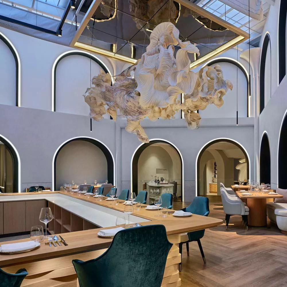 Bữa ăn ở nhà hàng sang trọng (Nguồn: Internet)